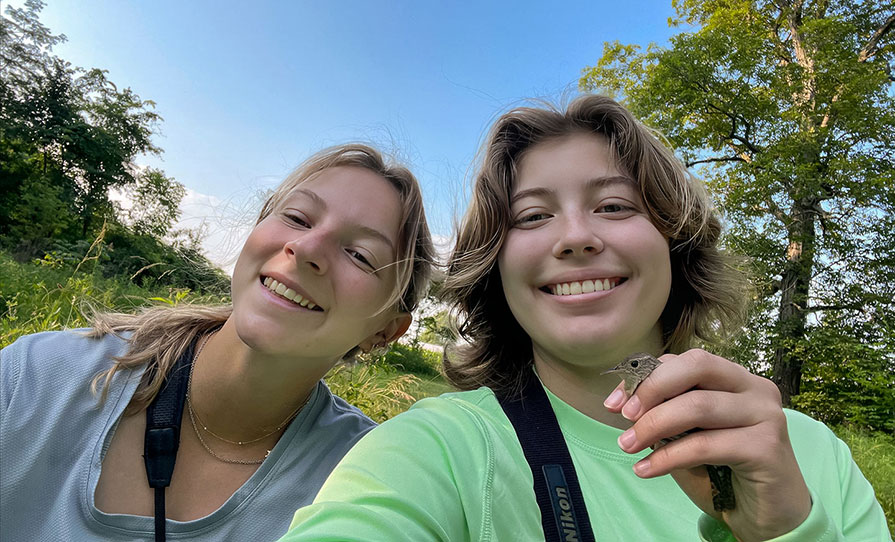 Avery Panozzo ’25 (left) and Ava Swanson ’26